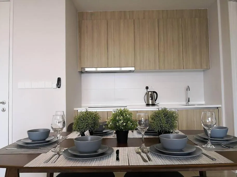 Tropicana 218 Spacious Luxury City 3Bedroom 3 Car Park 11Pax George Town